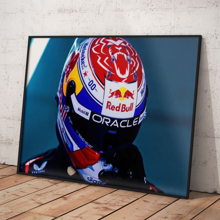 Plagát Max Verstappen s legendárnou prilbou, kvalitný papier, stálofarebná tlač.