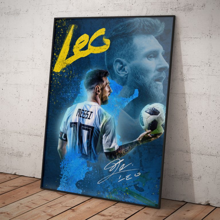 Plagát Lionela Messiho s modrým pozadím a podpisom, kvalitná tlač a voliteľné rámovanie.