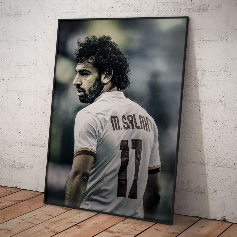 Mohamed Salah v bielom drese na plagáte - Futbalový hrdina na kvalitnom dizajne.