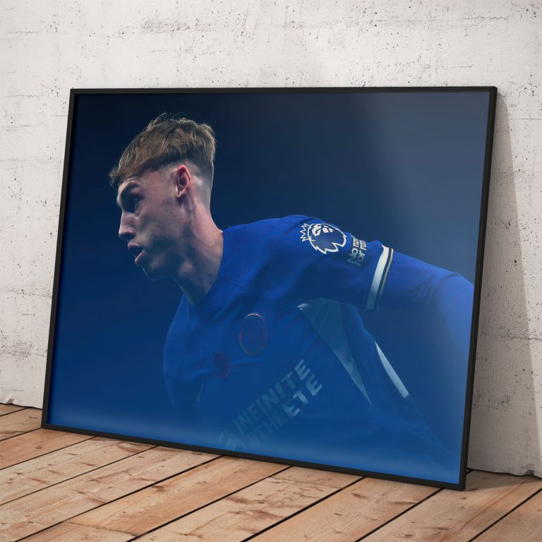 Plagát futbalistu Cole Palmer na pololesklom papieri s perleťovým efektom v krajine, navrhnutý a vyrobený na Slovensku.