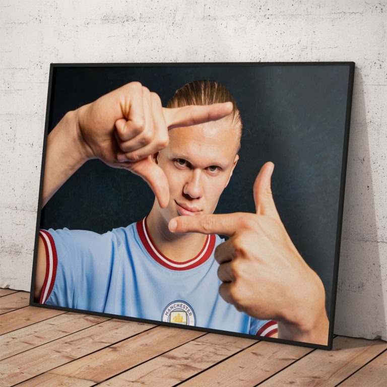 Erling Haaland v drese Manchester City FC na kvalitnom plagáte. Dizajnované a vyrobené s láskou.