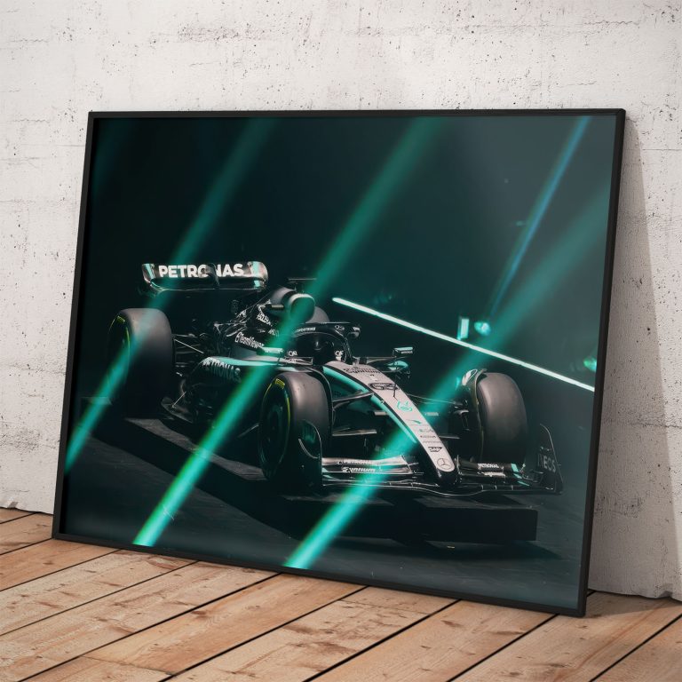 Elegantný plagát Mercedes AMG Petronas, ideálny pre fanúšikov F1.