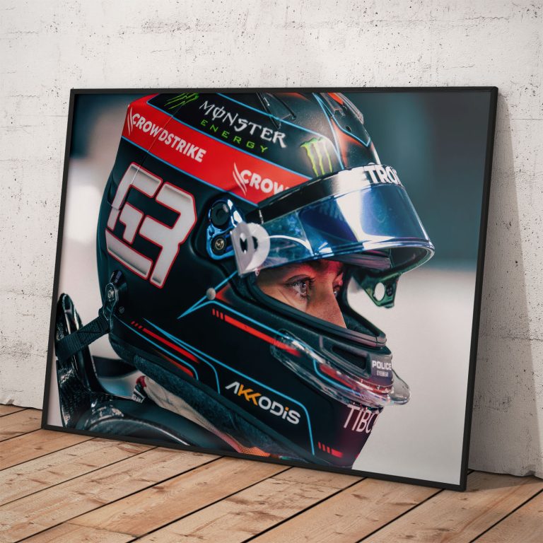 Plagát George Russell s detailom prilby, kvalitný pololesklý papier, rôzne rozmery