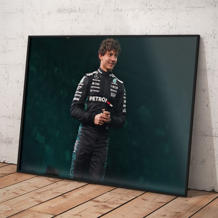 Plagát Kimi Antonelli v kombinéze – zelené pozadie, silný F1 vizuál