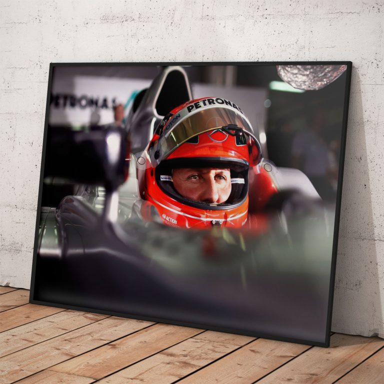 Plagát Michaela Schumachera v monoposte Mercedes, tlačený na kvalitný pololesklý papier s perleťovým efektom.