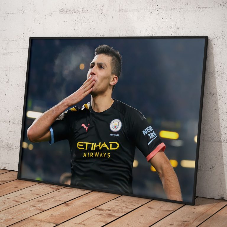 Plagát Rodri v čiernom drese - futbalový hráč na pololesklom papieri
