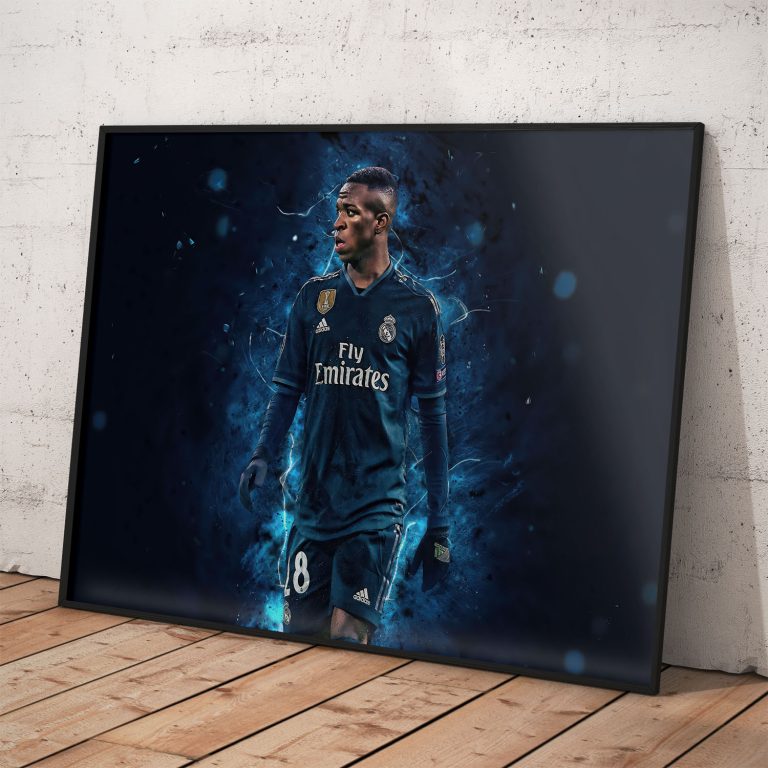 Plagát Vinicius Jr. v modrom drese Real Madrid na kvalitnom pololesklom papieri