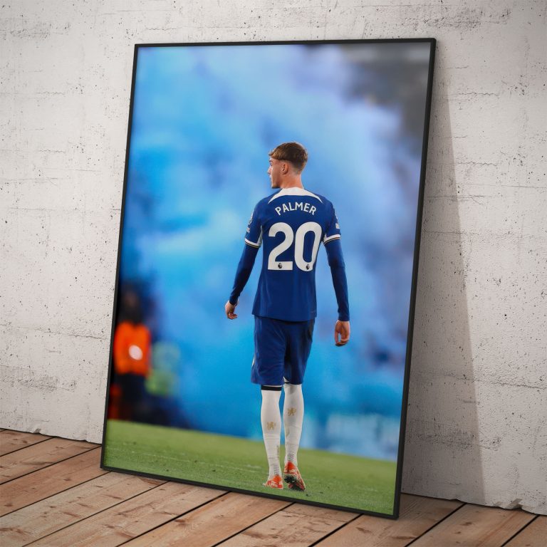 Plagát Cole Palmer na futbalovom štadióne s kvalitným pololesklým papierom.