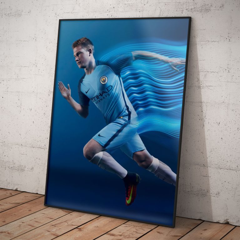 Plagát Kevina De Bruyne na modrom pozadí