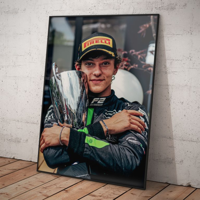Plagát Kimi Antonelli s pohárom – víťazná chvíľa pre fanúšikov F1