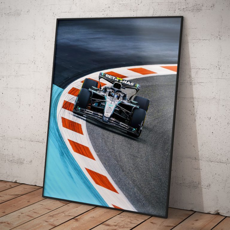 Plagát s Kimim Antonellim na trati vo formule – pre fanúšikov F1