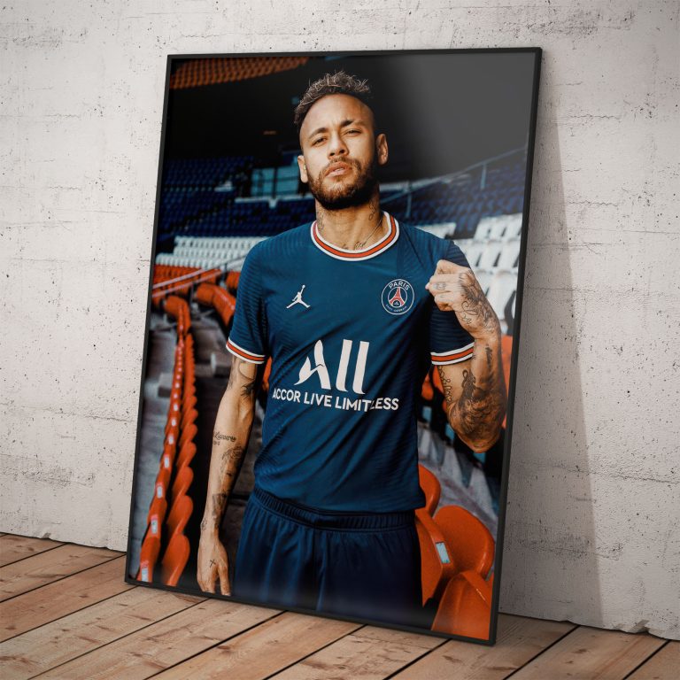 Neymar Jr v tmavom PSG drese - dokonalý doplnok pre fanúšikov futbalu.