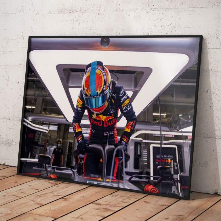 Plagát Alexandra Albona vystupujúceho z monopostu Red Bull v žiarivých farbách