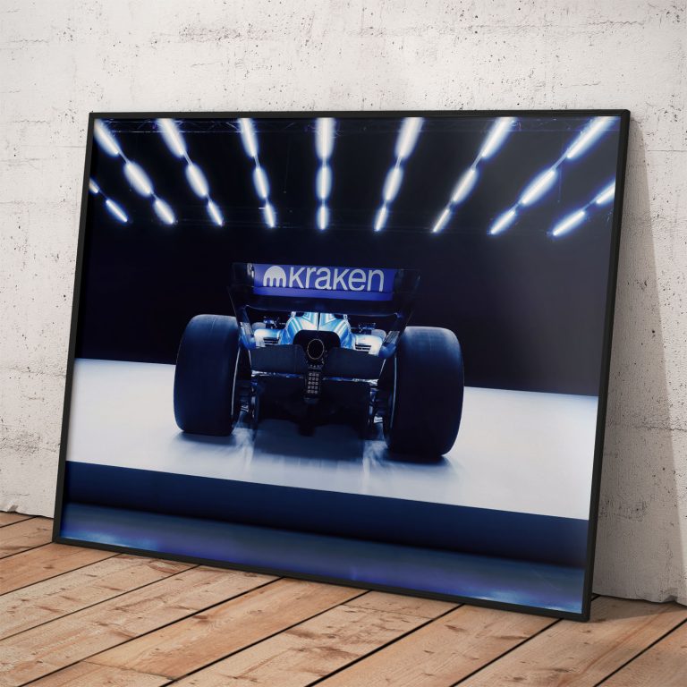 Plagát Williams Racing FW46 zo sezóny 2025, kvalitný pololesklý papier, čierne hliníkové rámovanie.
