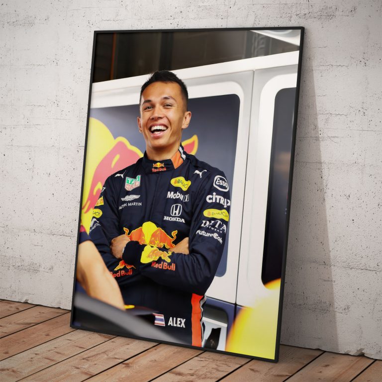 Plagát Alexander Albon v Red Bull kombinéze, kvalitný pololesklý papier