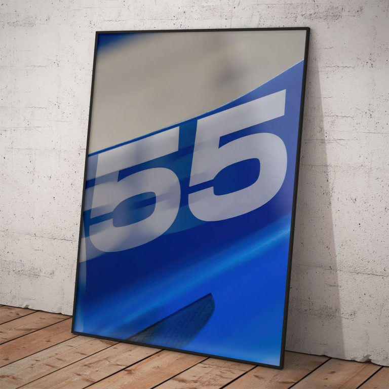 Plagát Formule 1 s Carlosom Sainzom Jr. a jeho číslom 55, kvalitný pololesklý papier.
