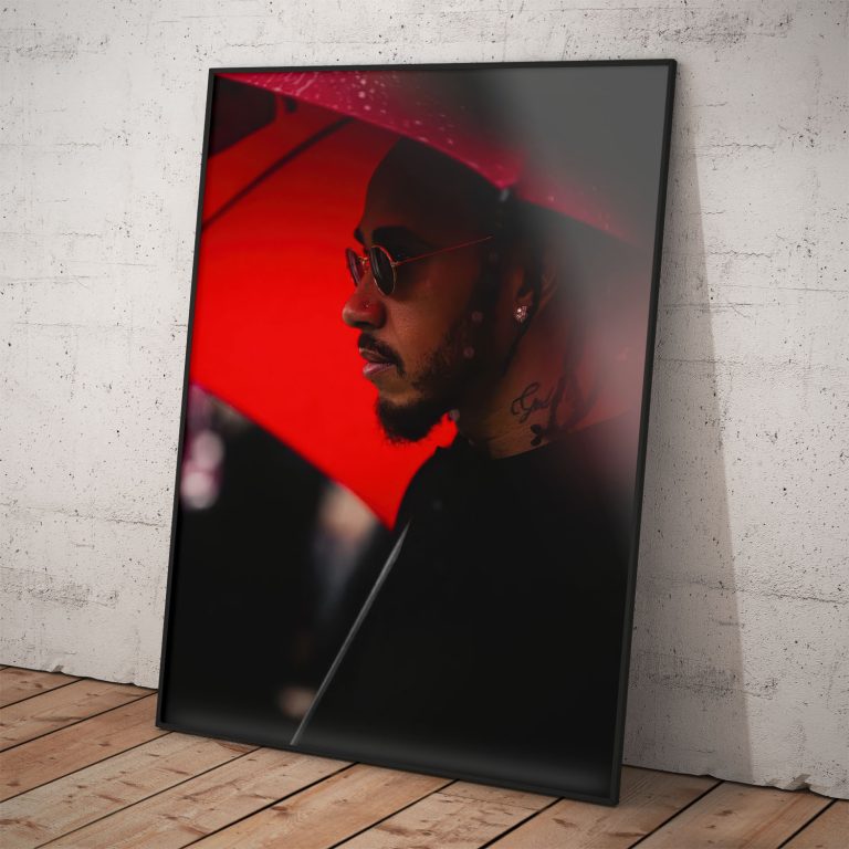 Plagát Lewis Hamilton s červeným dáždnikom Ferrari, kvalitný pololesklý papier, žiarivé farby, voliteľné rámovanie