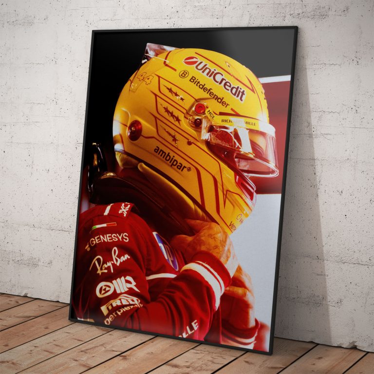 Plagát Lewisa Hamiltona v žltej prilbe a červenej kombinéze Ferrari, sezóna 2025