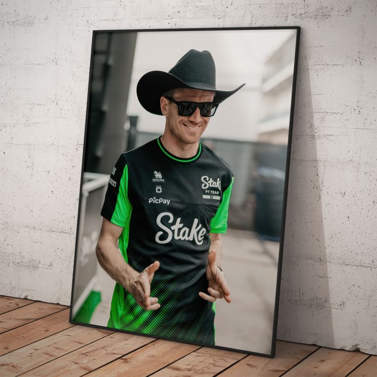 Plagát Nico Hülkenberg Formula 1 s čiernym klobúkom, kvalitný pololesklý papier