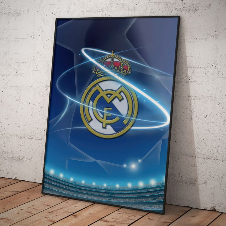 Plagát Real Madrid CF s logom tímu v oblakoch na kvalitnom papieri.