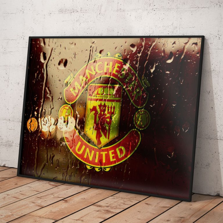 Plagát Manchester United FC na kvalitnom pololesklom papieri s voliteľným hliníkovým rámom a antireflexným oroseným sklom.
