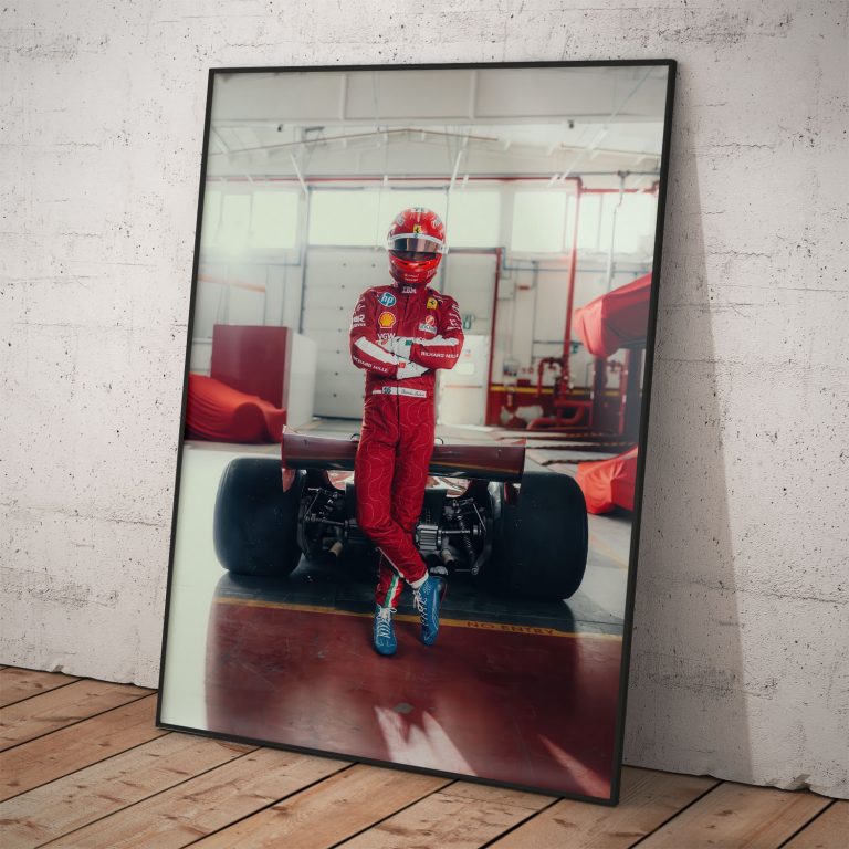 Plagát Charles Leclerc jazdiaceho s monopostom Ferrari, kvalitný papier