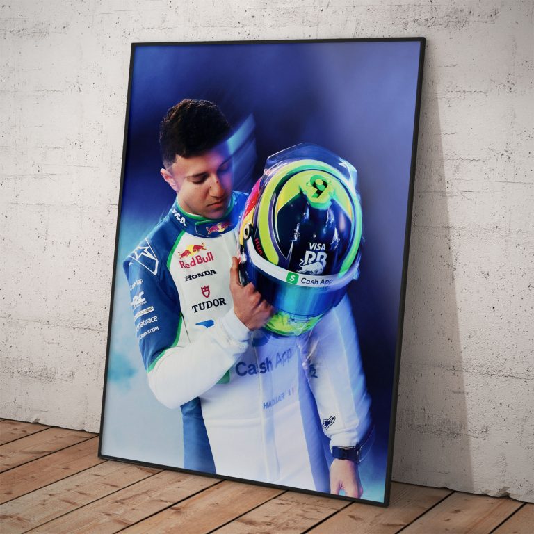 Čierno-biely plagát s jazdcom Formuly 1 Isackom Hadjarom, kvalitné prevedenie