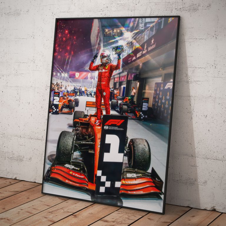 Plagát Sebastiana Vettela oslavujúceho víťazstvo v F1