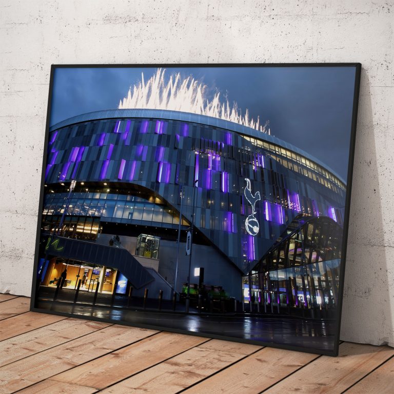 Poster Tottenham Hotspur FC s motívom štadiónu, kvalitný papier a tlač.