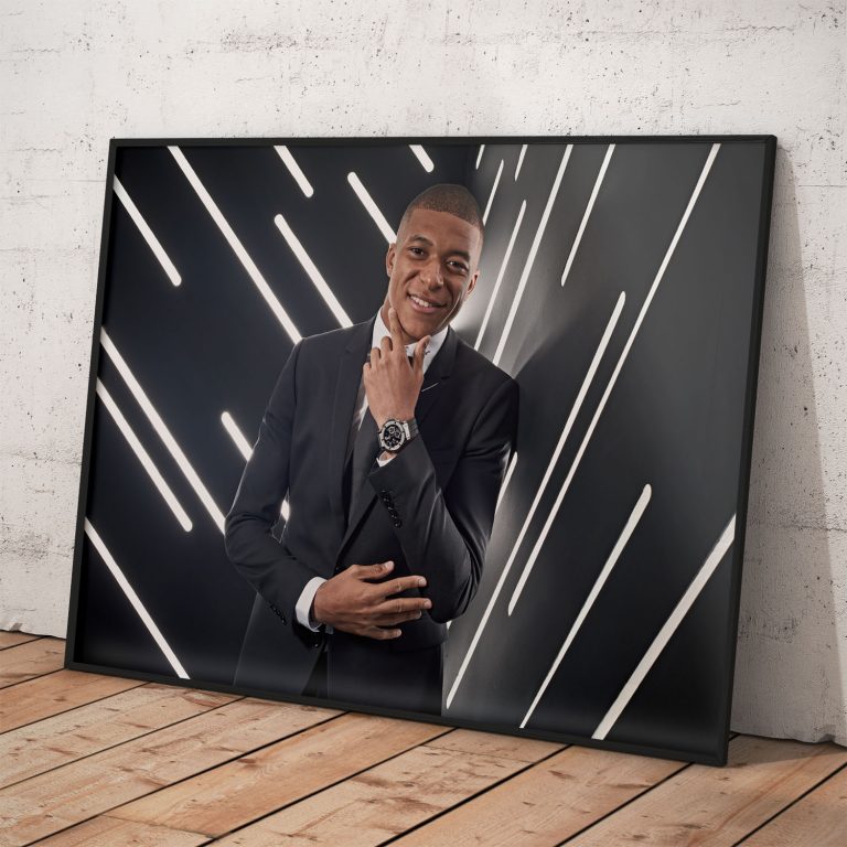 Plagát Kylian Mbappé pózujúci v obleku na kvalitnom papieri