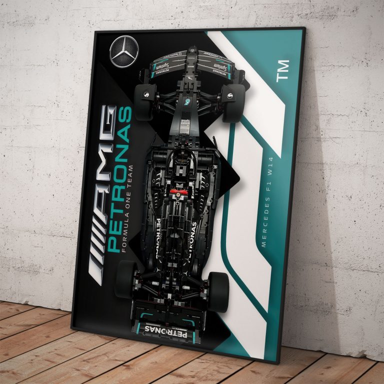 Plagát Mercedes W14 sezóna 2023 s kvalitným pololesklým papierom a voliteľným rámovaním.