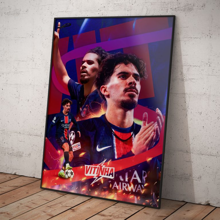 Plagát Vitinha v drese PSG na kvalitnom pololesklom papieri s voliteľným rámovaním.