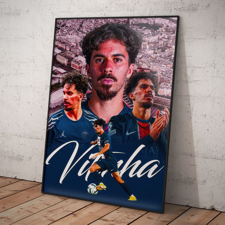 Plagát Vitinha v drese PSG na kvalitnom pololesklom papieri s voliteľným rámovaním.