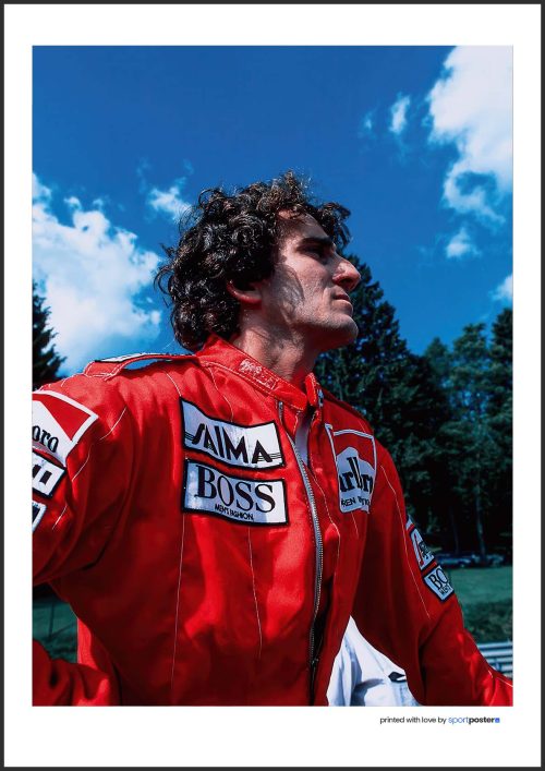 Poster Alain Prost - F1 - 04 | SportPoster.Sk Portrétny plagát Alain Prost v červenej pretekárskej kombinéze z podhľadu na pozadí modrej oblohy a zelených stromov.