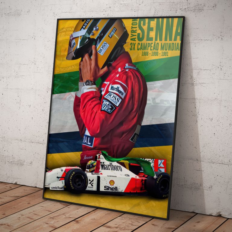 Spomienkový plagát Ayrton Senna v žltej prilbe s brazílskou vlajkou, rokmis 3 CAMPEÃO MUNDIAL a monopostom McLaren.