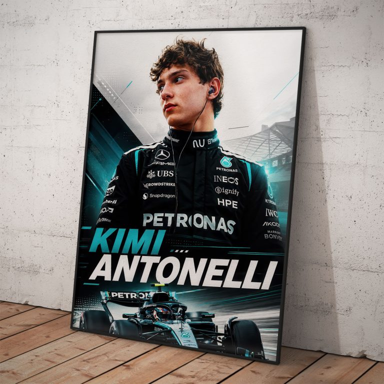 Plagát Kimi Antonelli v pretekárskej kombineéze Mercedes AMG PETRONAS F1 Team s monopostom Formuly 1 na trati.