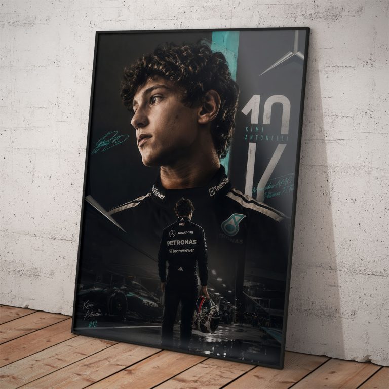 Umelecký plagát Kimi Antonelli, podpis jazdca, číslo 12 a silueta v garáži Mercedes-AMG PETRONAS F1 Team pre sezónu 2026.