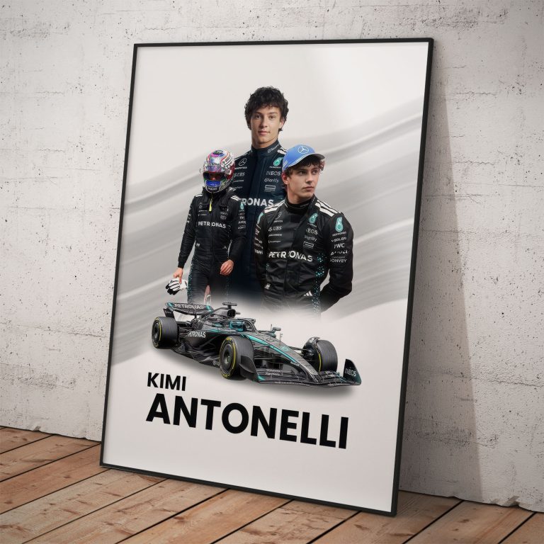 Plagát Kimi Antonelli v trojici póz v kombineéze Mercedes AMG PETRONAS F1 Team s monopostom F1 na svetlom pozadí.