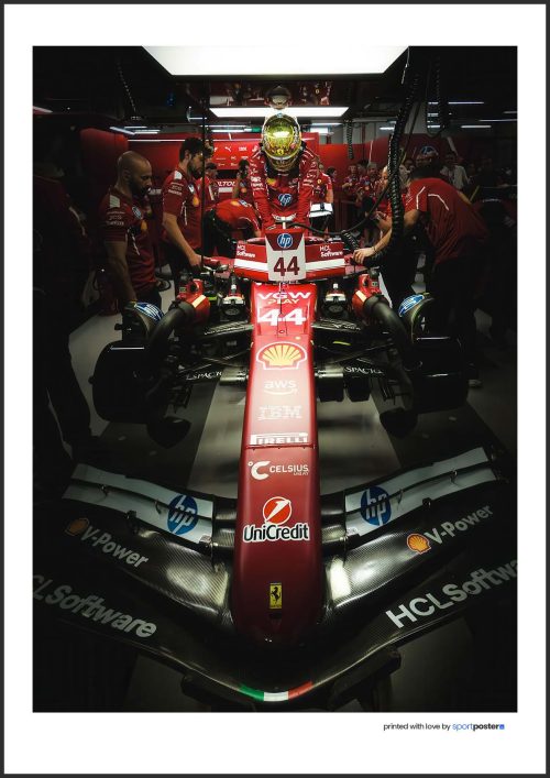 Tímový plagát Lewis Hamilton v garáži Scuderia Ferrari pri príprave monopostu #44 mechanikmi pred výjazdom na trať.