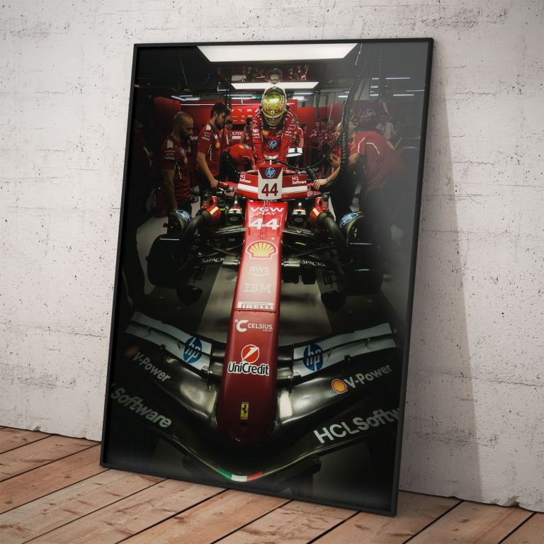 Tímový plagát Lewis Hamilton v garáži Scuderia Ferrari pri príprave monopostu #44 mechanikmi pred výjazdom na trať.