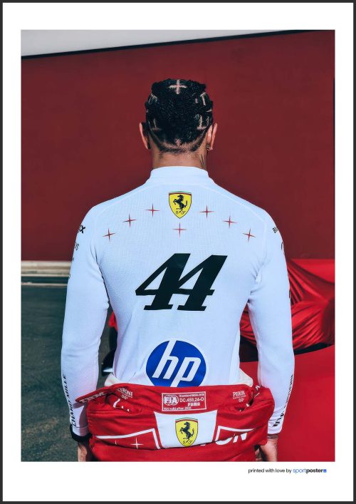 Charizmatický plagát Lewis Hamilton zozadu s číslom 44 na bielej bielizni a zosunutou červenou kombinézou Scuderia Ferrari.