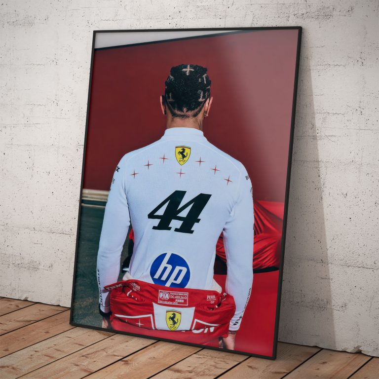 Charizmatický plagát Lewis Hamilton zozadu s číslom 44 na bielej bielizni a zosunutou červenou kombinézou Scuderia Ferrari.