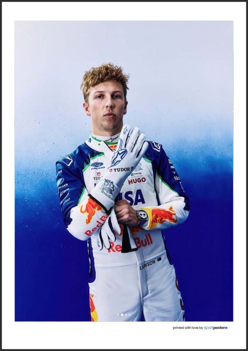 Portrétny plagát Liam Lawson pri navliekaní rukavice v kombinéze RB Formula One Team pre sezónu 2026 na modrom pozadí.