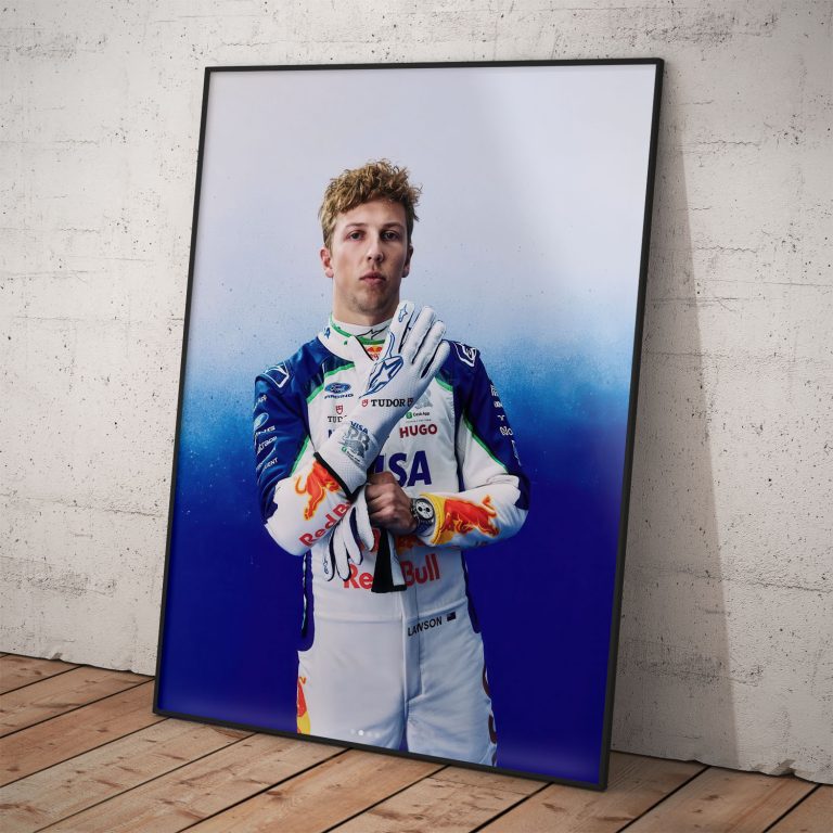Portrétny plagát Liam Lawson pri navliekaní rukavice v kombinéze RB Formula One Team pre sezónu 2026 na modrom pozadí.