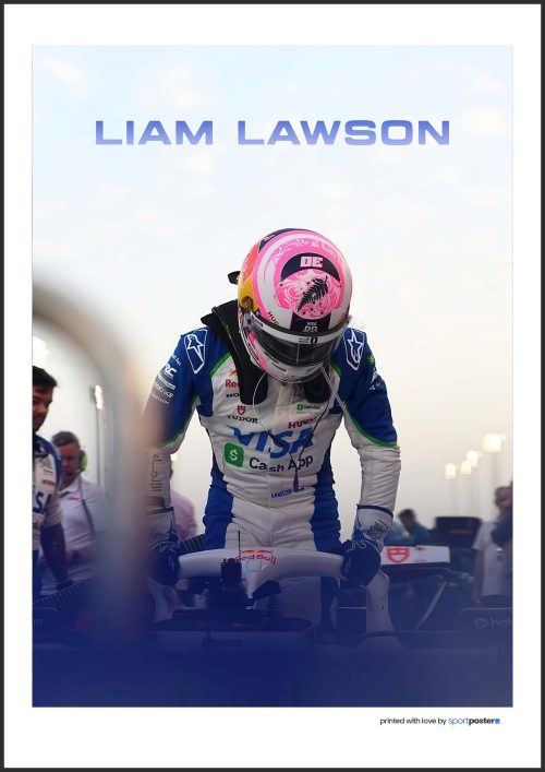Tímový plagát Liam Lawson v helme a kombi-néze RB Formula One Team pri nastupovaní do monopostu v pretekárskej garáži.