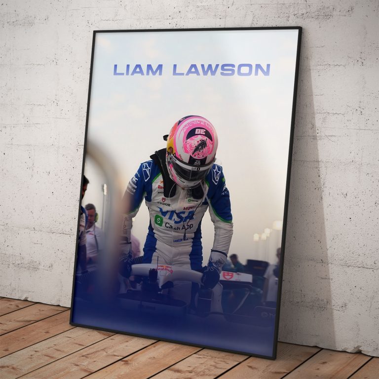 Tímový plagát Liam Lawson v helme a kombi-néze RB Formula One Team pri nastupovaní do monopostu v pretekárskej garáži.