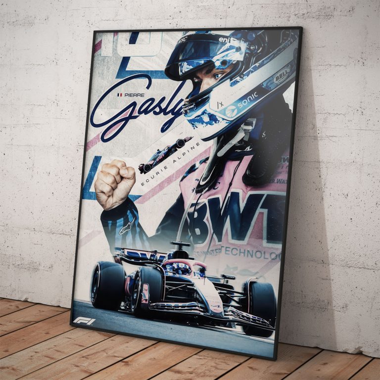 Umelecký grafický plagát Pierre Gasly s detailom helmy, zatatou päsťou a monopostom Alpine F1 na svetlom pozadí.