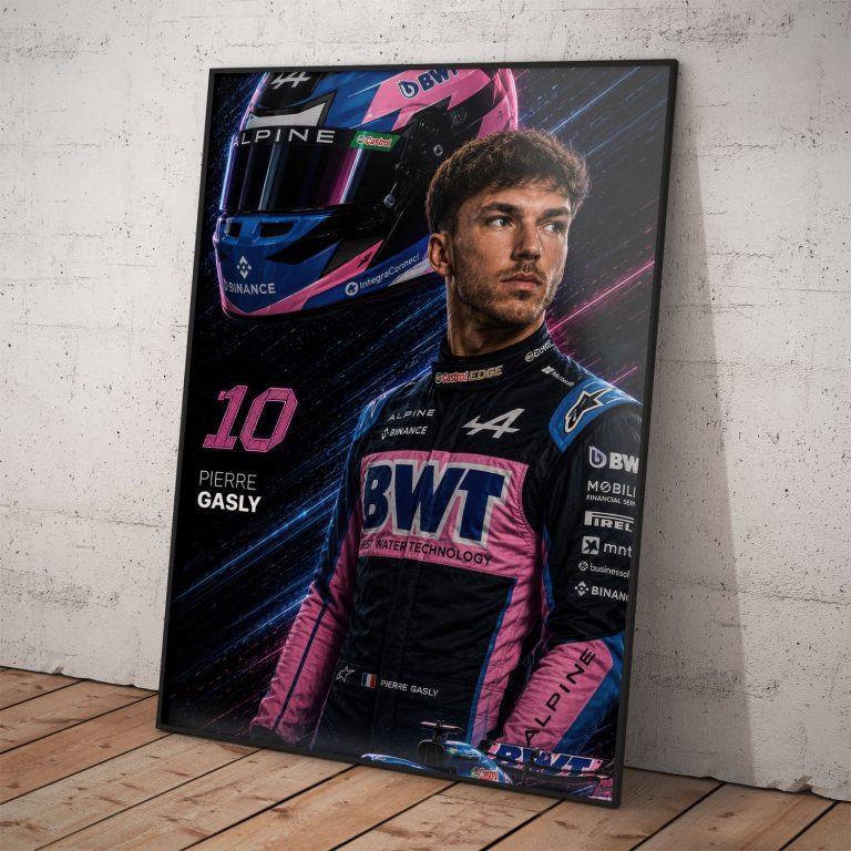 Tmavý portrétny plagát Pierre Gasly s číslom 10, ružovo-modrou prilbou a tímovou kombinezou Alpine F1 v neónovom podfarbení.