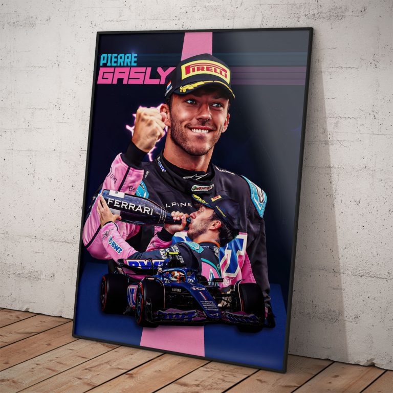 Oslavný plagát Pierre Gasly s úsmevom, šampanským na pódiu, zatatou päsťou a monopostom Alpine F1.