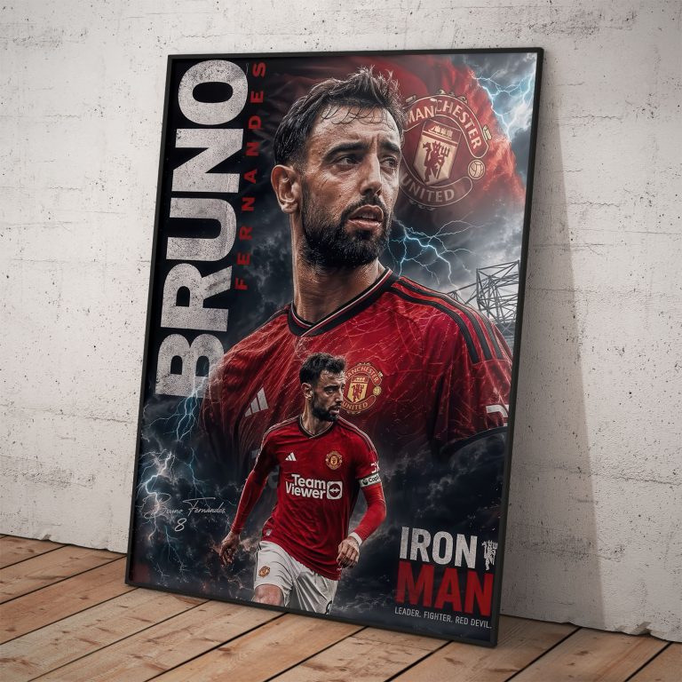 Futbalový plagát Bruno Fernandes v červenom drese Manchester United FC s nápisom Iron Man.
